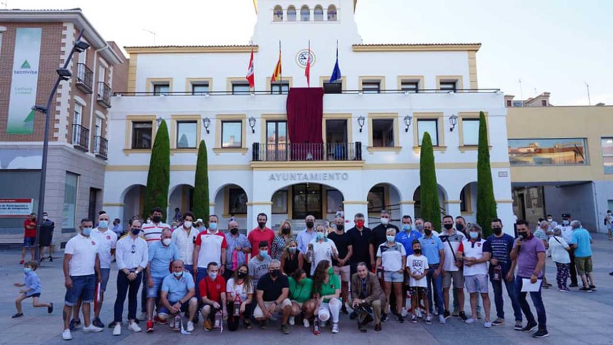 Las peñas señalan que los datos de contagios de la quinta ola acaban con los encierros, pero no con las carreras, los conciertos o el inicio de la Liga con público
