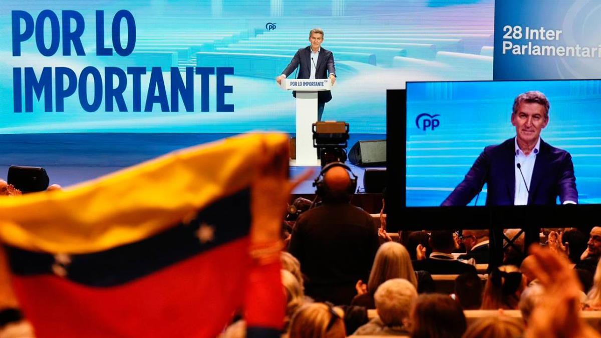 El líder de PP avisa de que “no hay lavado de cara que blanquee tanta suciedad”