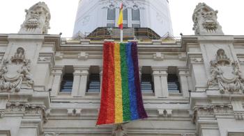 La Federación Estatal de Lesbianas, Gais, Trans, Bisexuales e Intersexuales considera que el alcalde "incumple la ley" al no colocar la arcoíris en Cibeles 