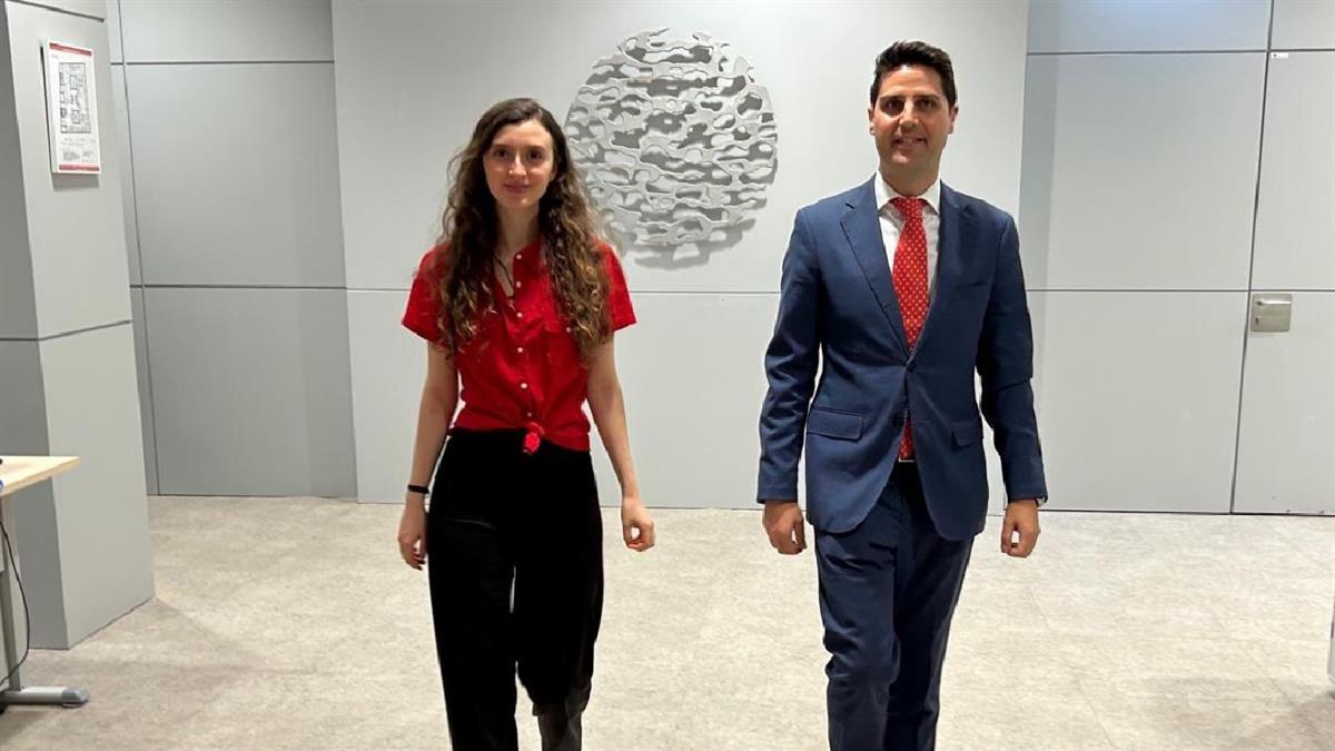 La estudiante Mariana Sánchez Alonso ha recibido la visita de Emilio Viciana