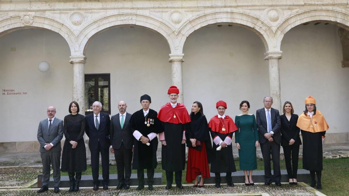 En un solemne acto académico celebrado en el Paraninfo
