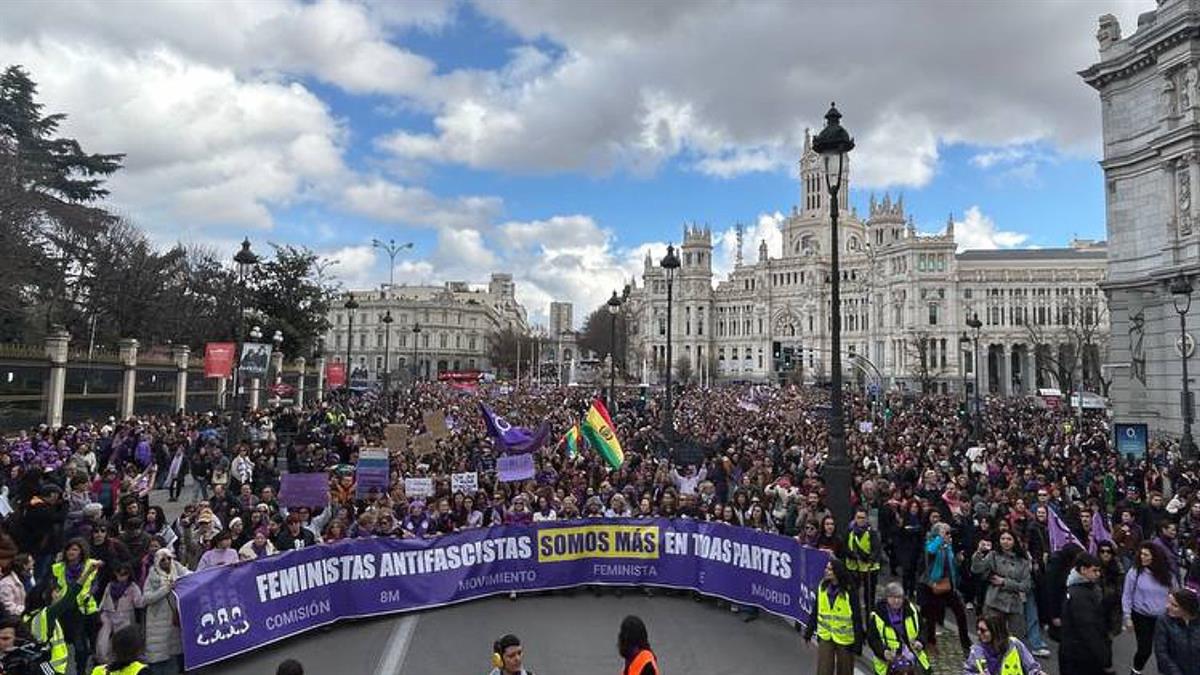 Feministas cargan contra la presidenta de la Comunidad de Madrid en la manifestación del 8M