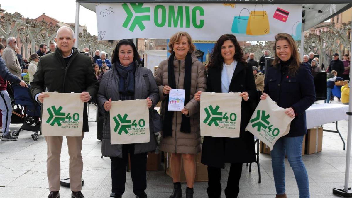Los alcalaínos se pudieron informar y sensibilizar en las diferentes carpas instaladas en la Plaza de Cervantes
