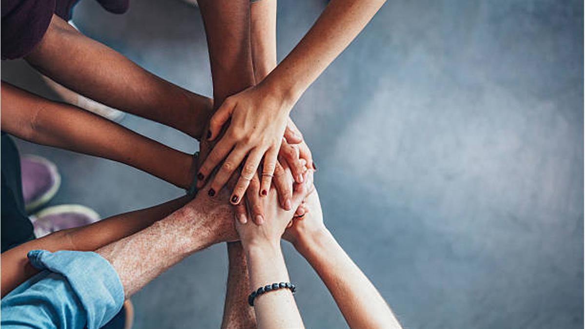 Podrás visitar los stands informativos para conocer la labor de las entidades de la Mesa de Convivencia y participar en actividades y talleres