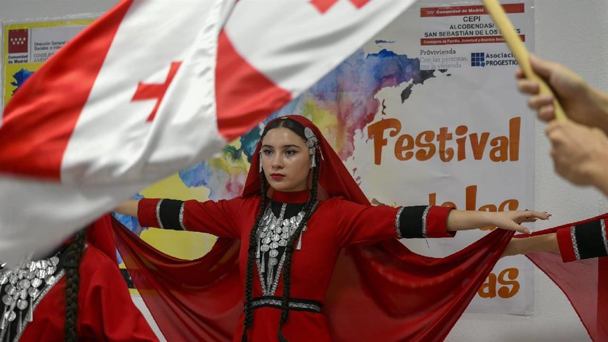 Los asistentes han disfrutado de actuaciones de danza de los diferentes países y una degustación de comida típica