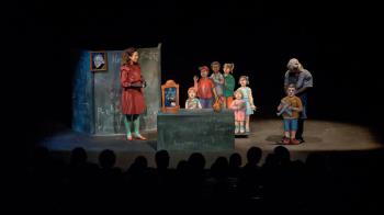 Esta propuesta de teatro de títeres y objetos se desarrolla en el Centro del Títere