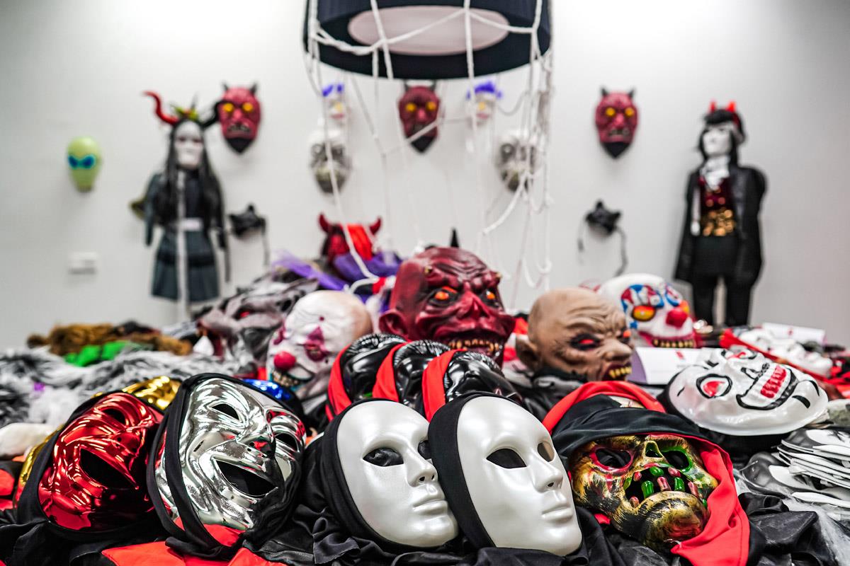 Hay que evitar disfraces que sean inflamables y que tengan piezas pequeñas con las que los niños puedan atragantarse