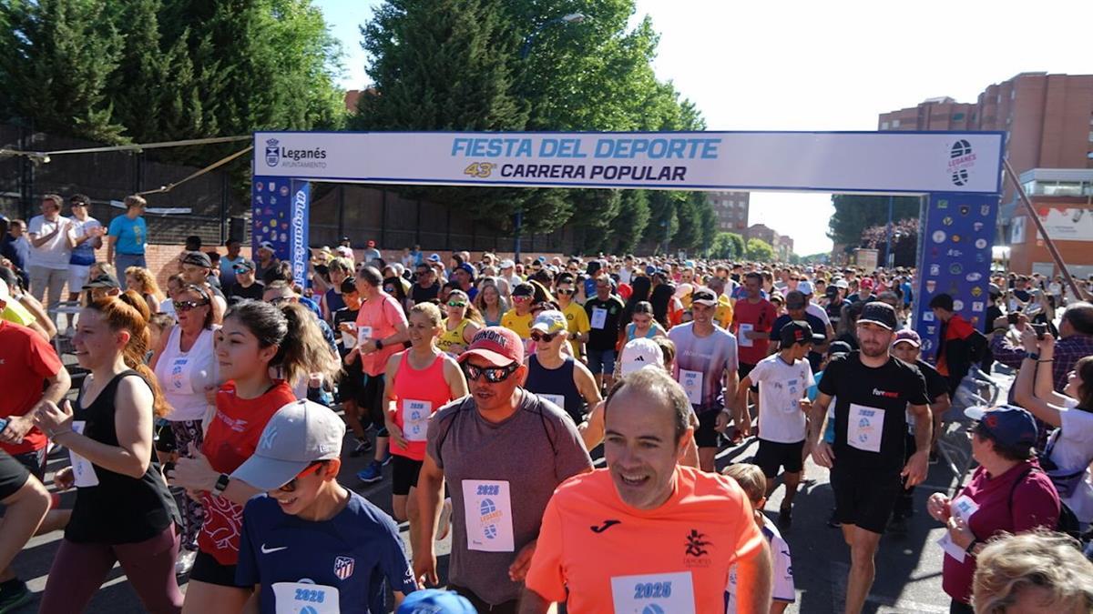 Niños, jóvenes y mayores disfrutaron de exhibiciones y practicaron bádminton, balonmano, fútbol sala, baloncesto, voley, judo, triatlón