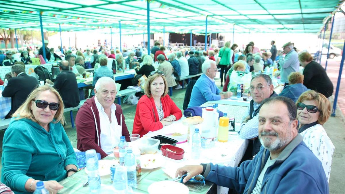 Cerca de 3.000 personas participan en este evento, ya tradicional, que se celebra en la piscina municipal