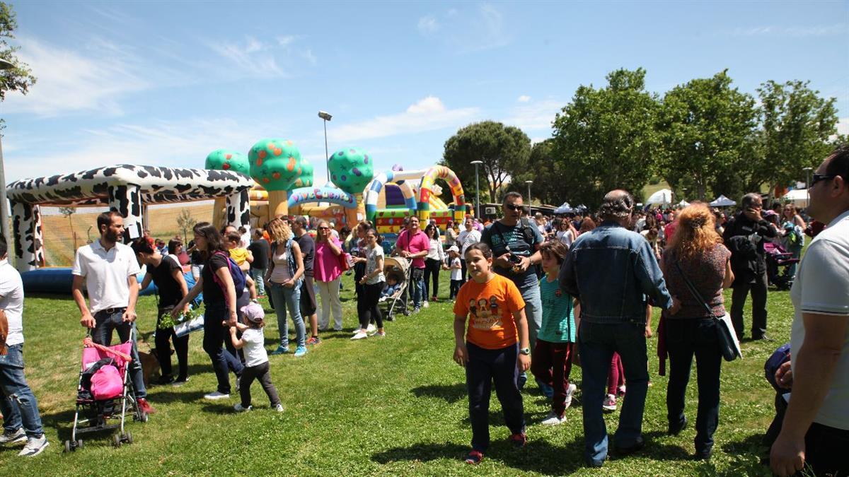 La jornada comienza a las 10:30 horas con juegos infantiles, ludoteca, actuaciones, exposiciones, etc. 