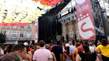 Rubén Madrid, Andrea Villalba, DJ Danfer, o los Bomberay y diversas orquestas, completan el elenco musical