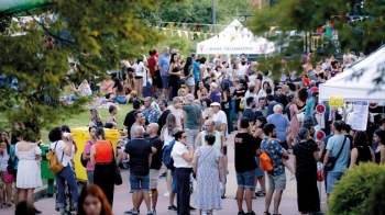 Contarán con puestos de artesanía, música en directo, circo y batucada, entre otras actividades