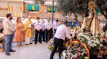La alcaldesa ha realizado la entrega de una corona de flores