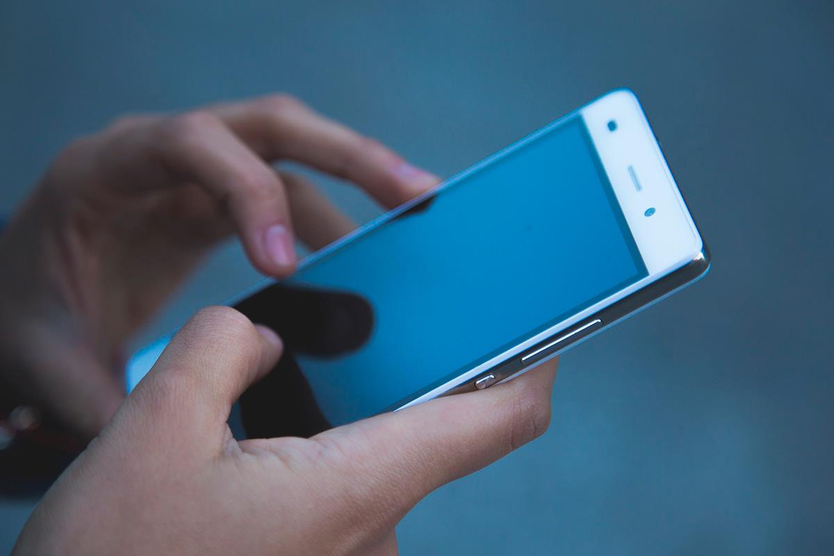 Se establece la obligación de contar con un número de teléfono fijo o móvil para diversos servicios