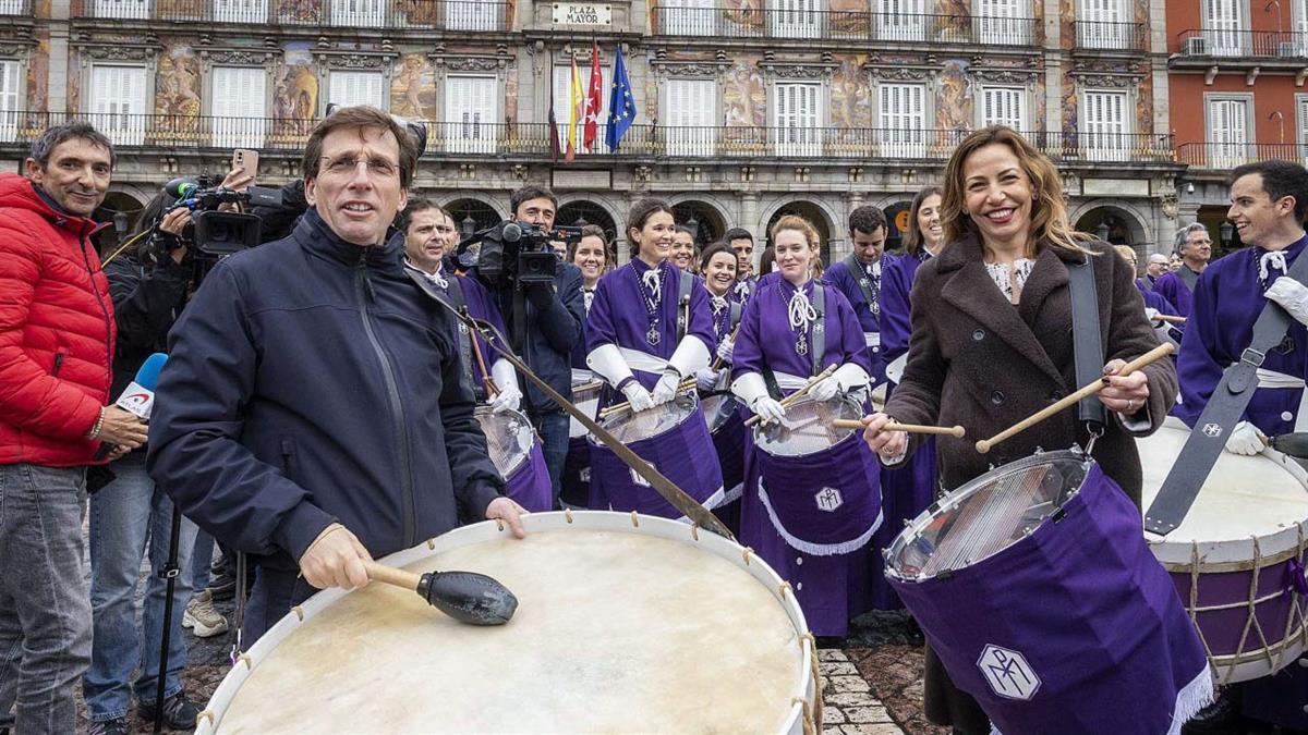Almeida ha presenciado la tamborrada que simboliza el final del itinerario por las iglesias y estaciones de la pasión en el Domingo de Resurrección
