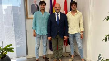 El Alcalde ha recibido a los dos finalistas en el Consistorio