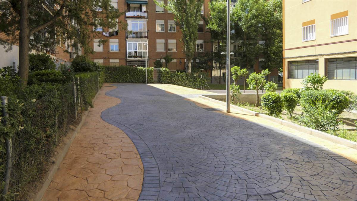 Se han instalado aparatos biosaludables, una rampa de acceso y un acceso para los vehículos de emergencia