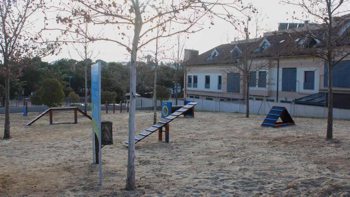 El espacio está ubicado entre la calle Cantabria y la calle Andalucía, junto al arenero de perros