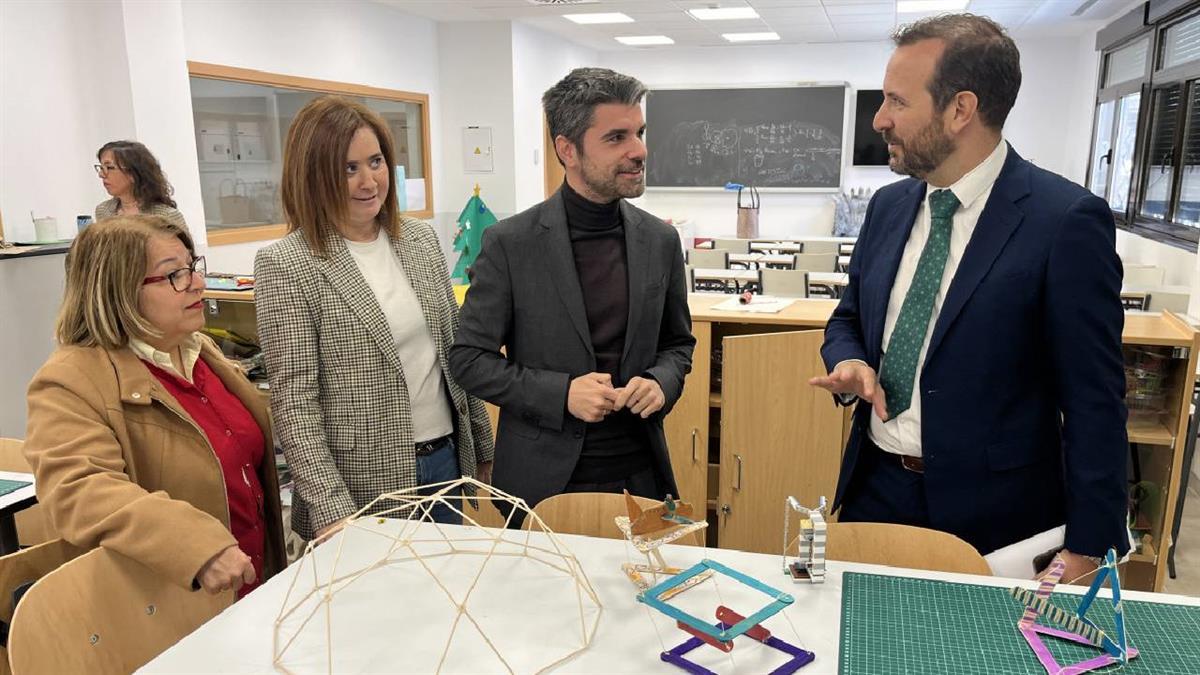 El viceconsejero de Organización Educativa y el alcalde pudieron comprobar la buena marcha de los trabajos de ampliación