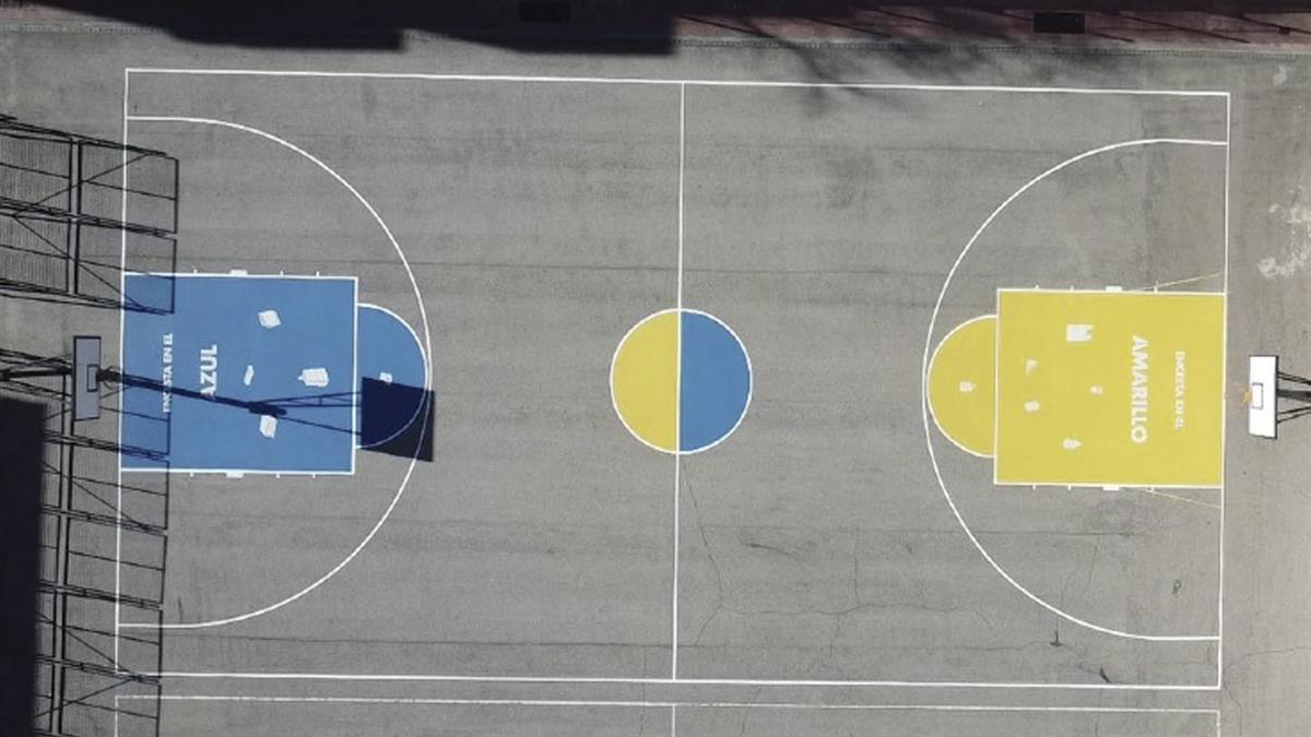 Se han pintado de amarillo y azul dentro de la campaña "Parla. El Mundo"