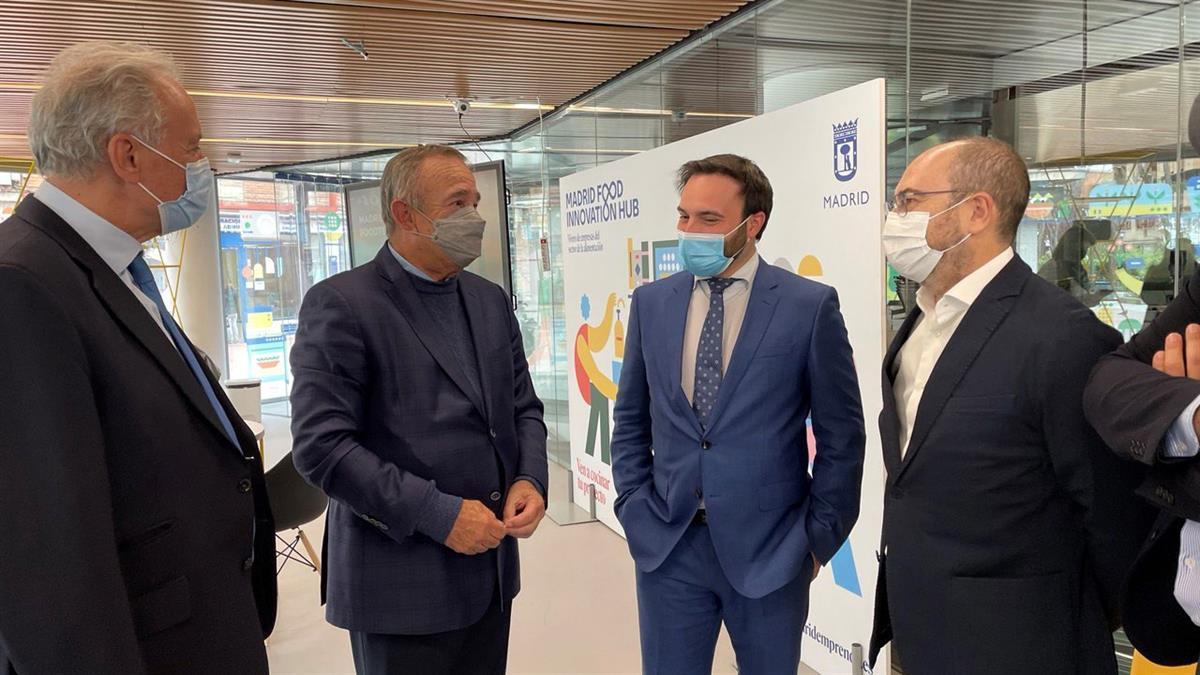 Han estado acompañados por concejal delegado de Innovación y Emprendimiento, Ángel Niño