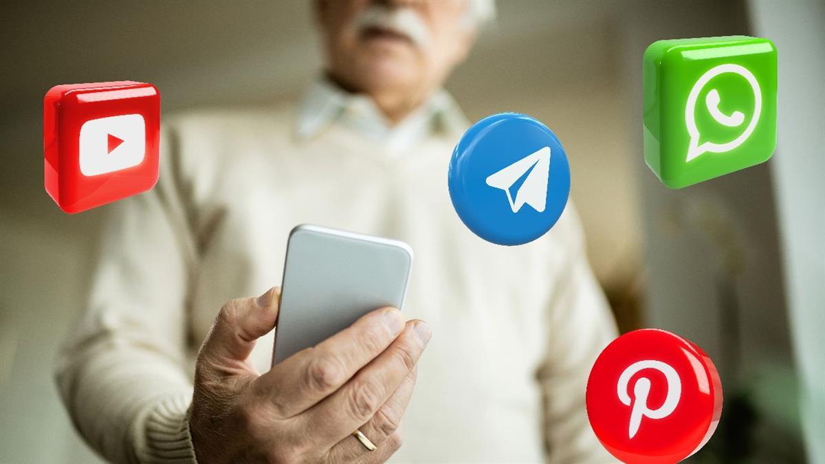 Los tres centros municipales de personas mayores ofrecen talleres sobre internet, manejo de smartphone y aplicaciones comunes