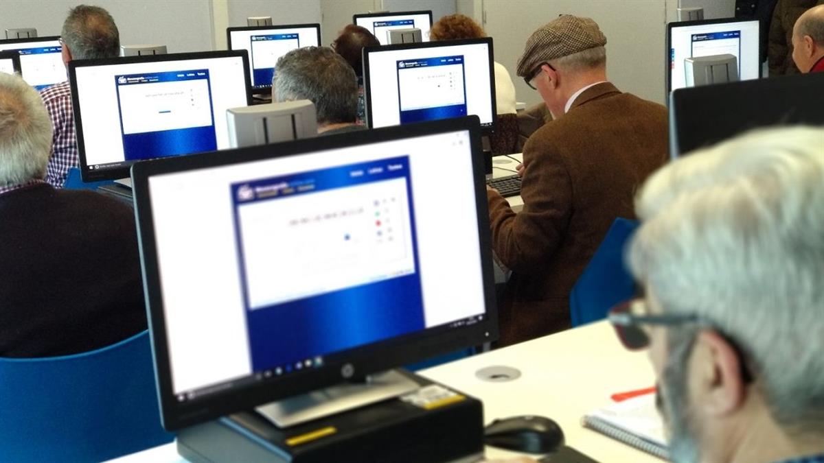 Los centros municipales ofrecen cursos y apoyo personalizado para facilitar el uso de móviles, internet y aplicaciones