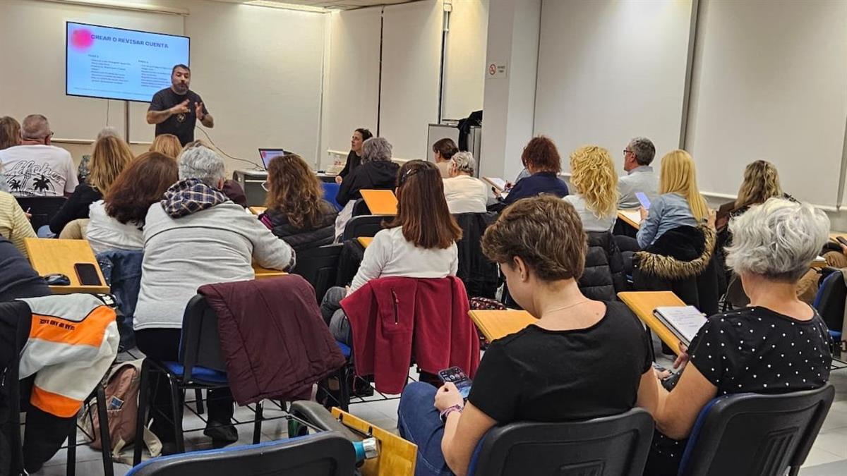 El Ayuntamiento organiza talleres prácticos sobre innovación, dinamización y gestión administrativa para fortalecer a las entidades locales