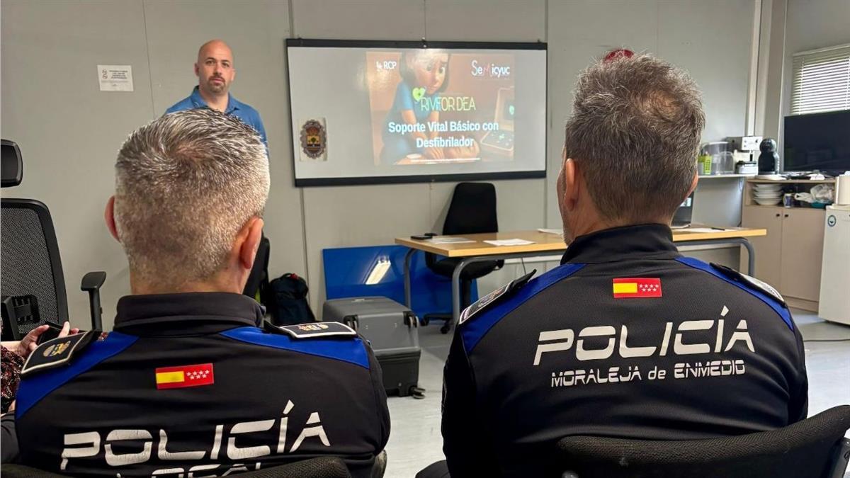 Los agentes reciben un curso de soporte vital básico para mejorar la atención en situaciones críticas y aumentar la supervivencia vecinal