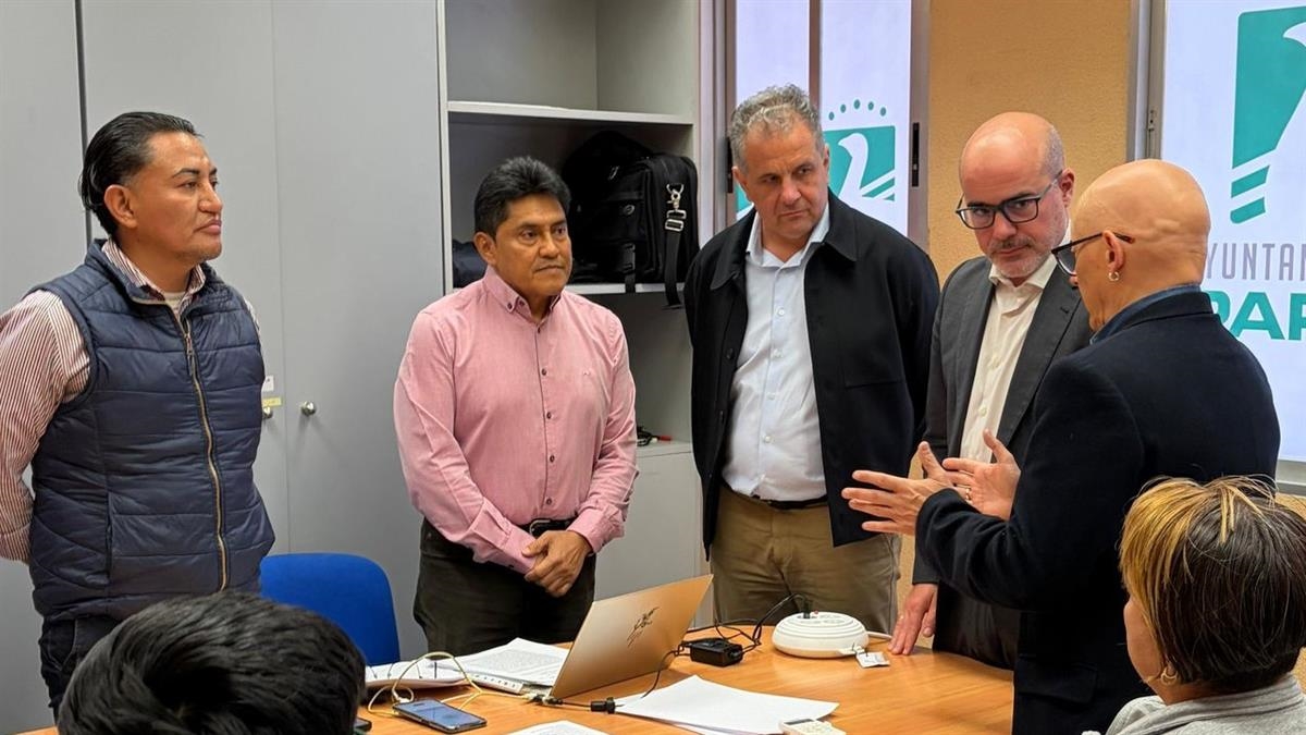 El delegado de Gobierno visita el punto de información sobre el proceso extraordinario de regularización