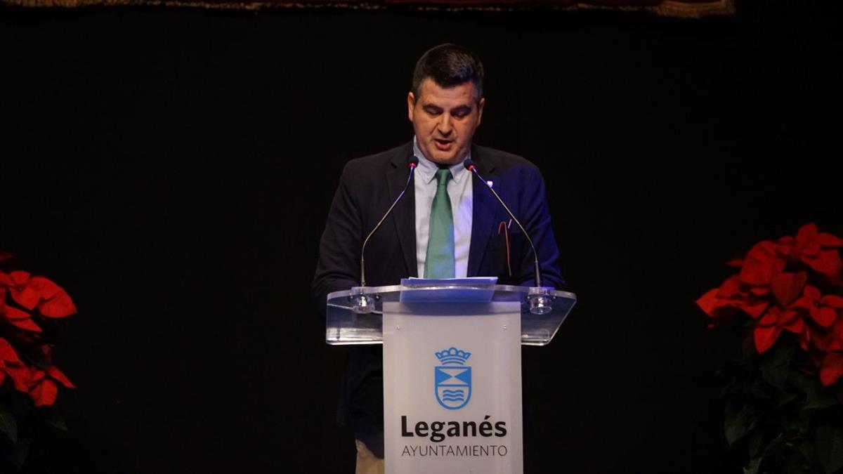 La Corporación aprueba por unanimidad el reconocimiento póstumo al histórico portavoz socialista y da su nombre al espacio de recreación arqueológica de los Jardines de la Biblioteca Central