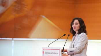 La presidenta madrileña asegura que la regularización masiva y la Ley de los Nietos alterarían el reparto de hasta diez escaños