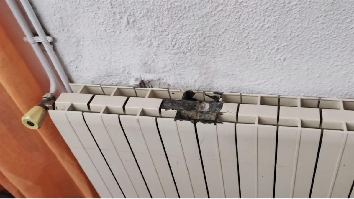 Los socialistas denuncian que los usuarios tienen que estar ataviados con batas para combatir las bajas temperaturas