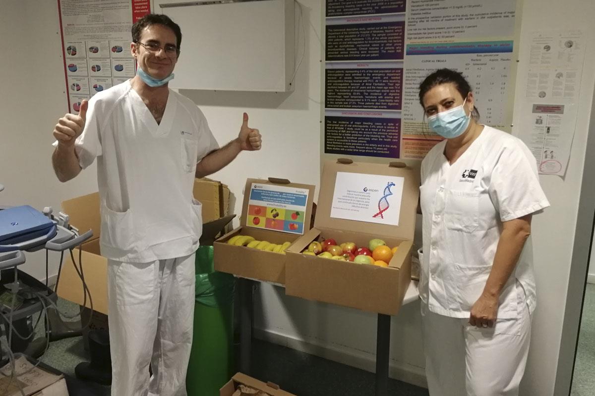La empresa llevó fruta fresca, zumos y frutos secos a cada servicio de urgencias de los seis hospitales