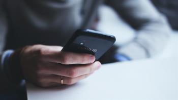 Impartirá talleres para garantizar que estos colectivos no se queden atrás y aprendan desde el manejo del smartphone a la realización de trámites online con la administración