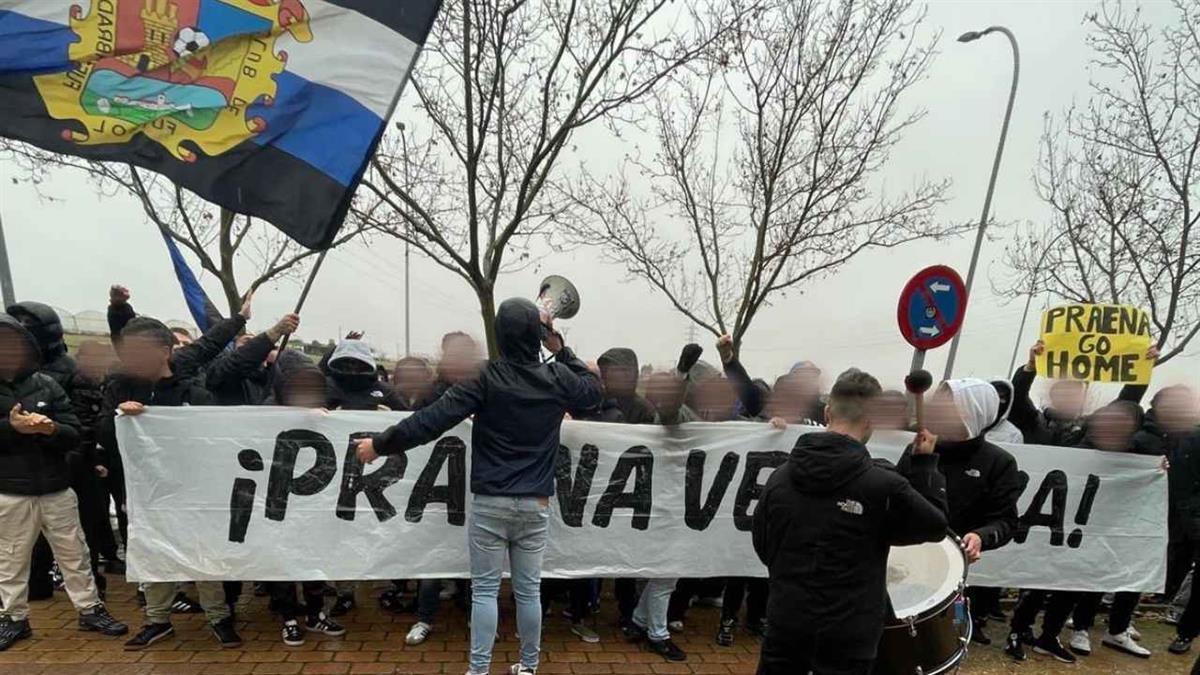 Tras la concentración realizada en la entrada al estadio 