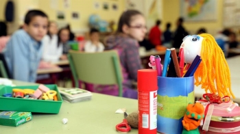 La iniciativa integra al personal de limpieza en la jornada escolar para fomentar el respeto por los espacios comunes y mejorar la convivencia en los centros educativos