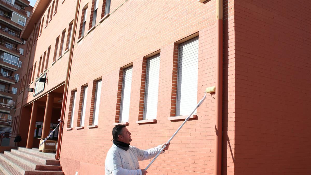 El programa 'Pintamos la Escuela' permite cada año mejorar el estado de los 49 centros educativos de titularidad municipal