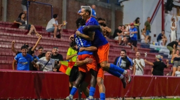 El Fuenla remonta con un jugador menos en un partidazo de los de Santaelena