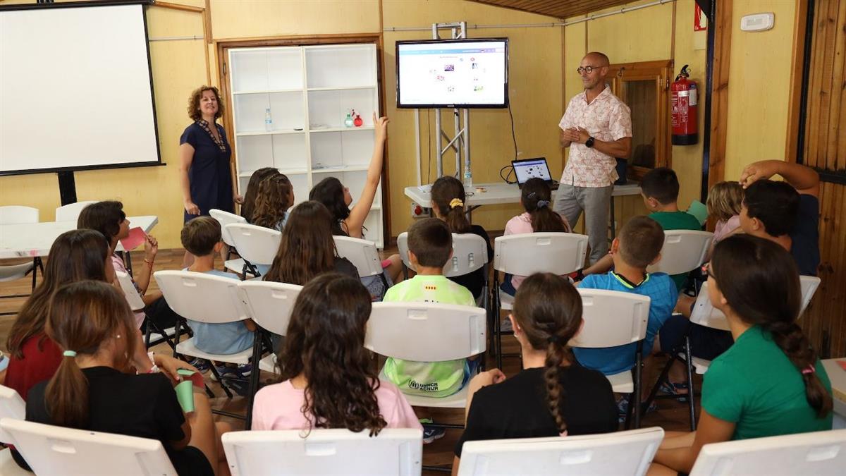 Más de 1.500 niños y niñas participan este verano en talleres de lengua de signos, igualdad y seguridad digital dentro del programa municipal de conciliación familiar