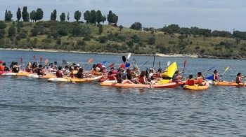 El programa ONFuenla Summer organiza excursiones a Pelayos de la Presa con actividades como tirolina, piragua, paddel surf y geocaching