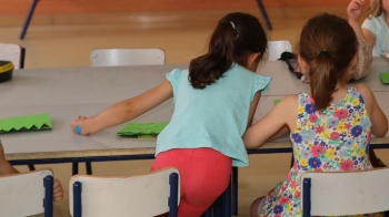 El Pleno municipal pide a la Comunidad financiación y medidas para adaptar los centros educativos al cambio climático