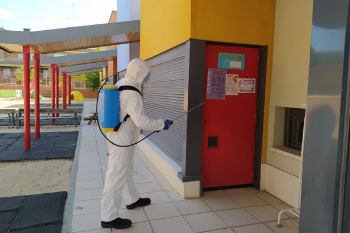 Un total de 54 centros educativos están siendo objeto de acciones de desinfección