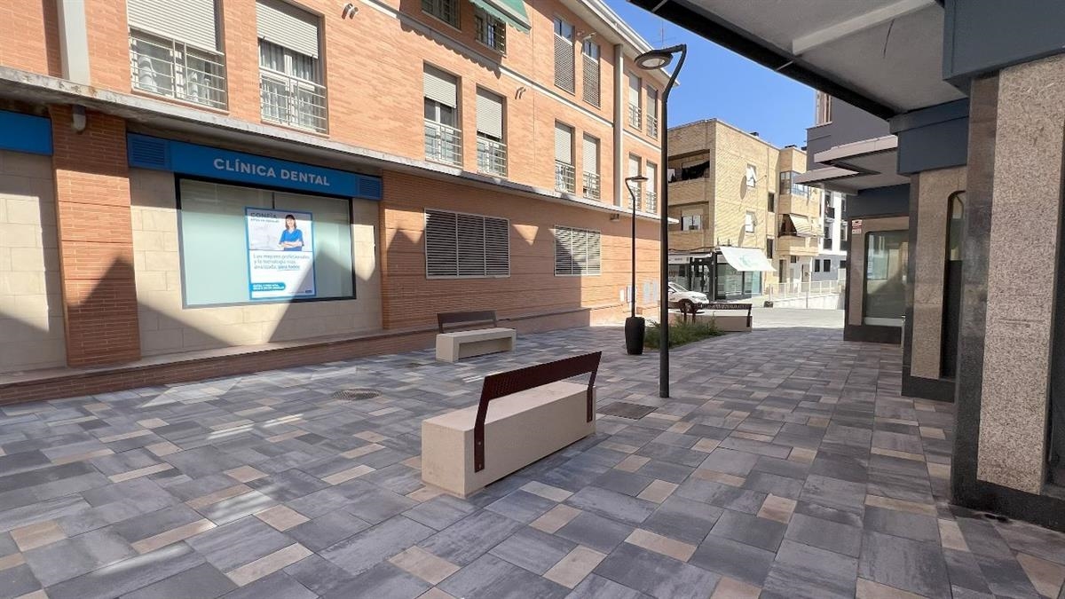 La actuación ha contado con una inversión superior a los 600.000 euros e incorpora zonas verdes, mejora la accesibilidad y estrena un nuevo mural de Boa Mistura