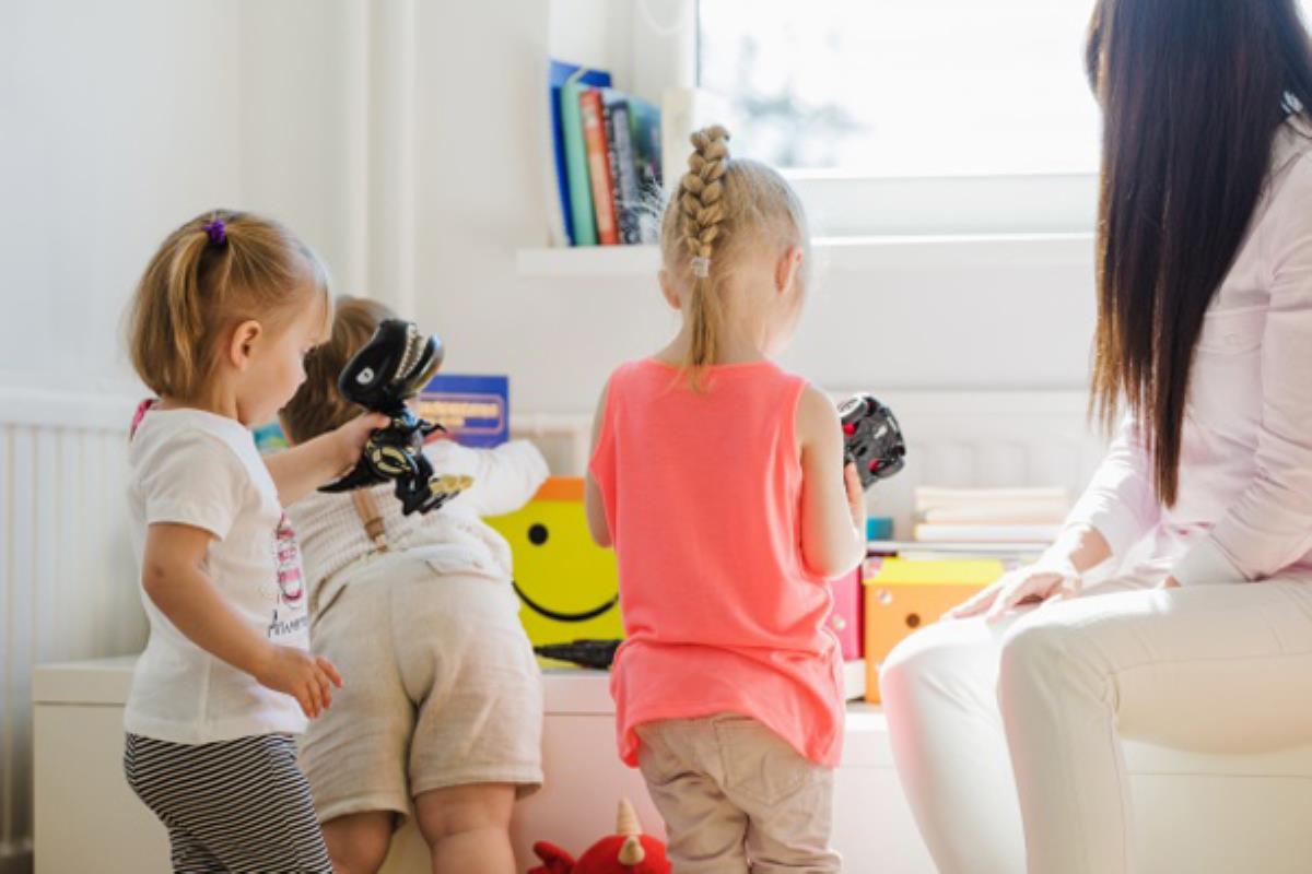 El Gobierno local contratará profesionales socioeducativos para que se ocupen de los niños en sus propios hogares