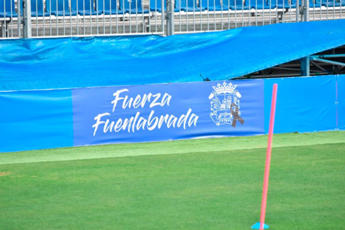 El club ha colocado varias lonas con este mensaje en el Estadio Fernando Torres