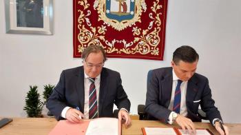 El concejal del distrito, Jaime González Taboada, ha firmado hoy un convenio con José Antonio Pérez, presidente de esta entidad
