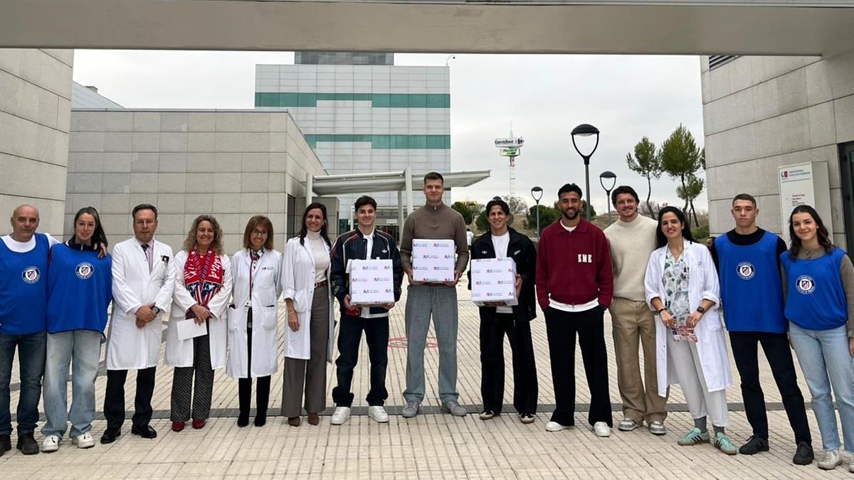 Los jugadores del Atlético de Madrid visitan hospitales con la Fundación repartiendo regalos e ilusión

