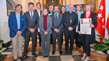 La regidora estuvo presente en el acto conmemorativo 