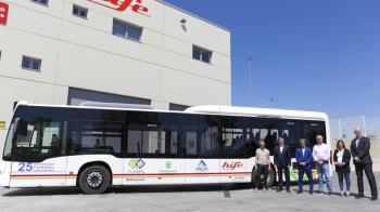 FUNDAL presenta junto a Sanfiz-Grupo Hife, AICA y el Ayuntamiento el autobús del transporte interempresas decorado para celebrar este hito